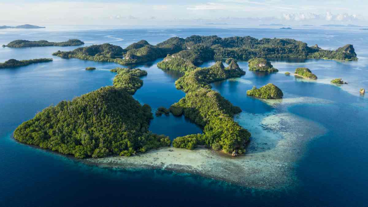 islands in ocean image